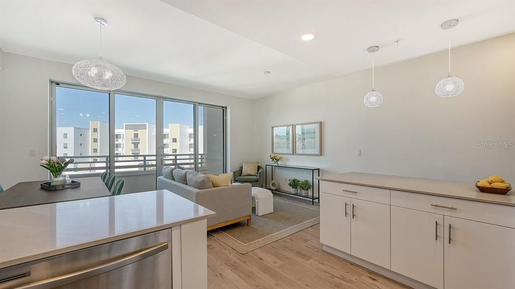 For Sale: $585,000 (1 beds, 2 baths, 858 Square Feet)