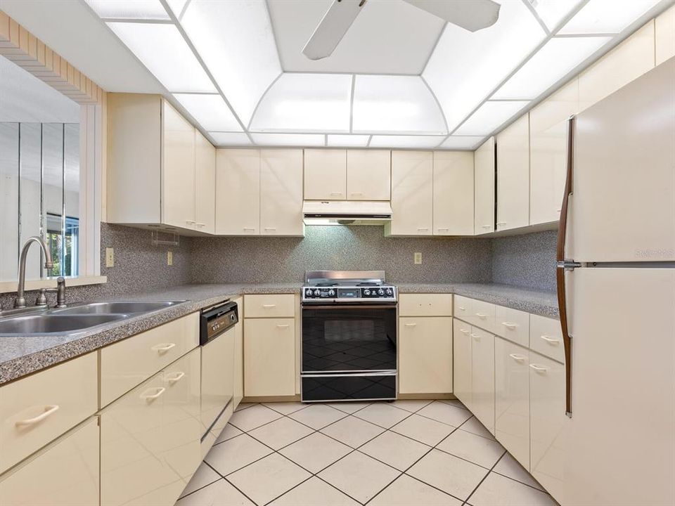 待售: $325,000 (2 贝兹, 2 浴室, 1794 平方英尺)