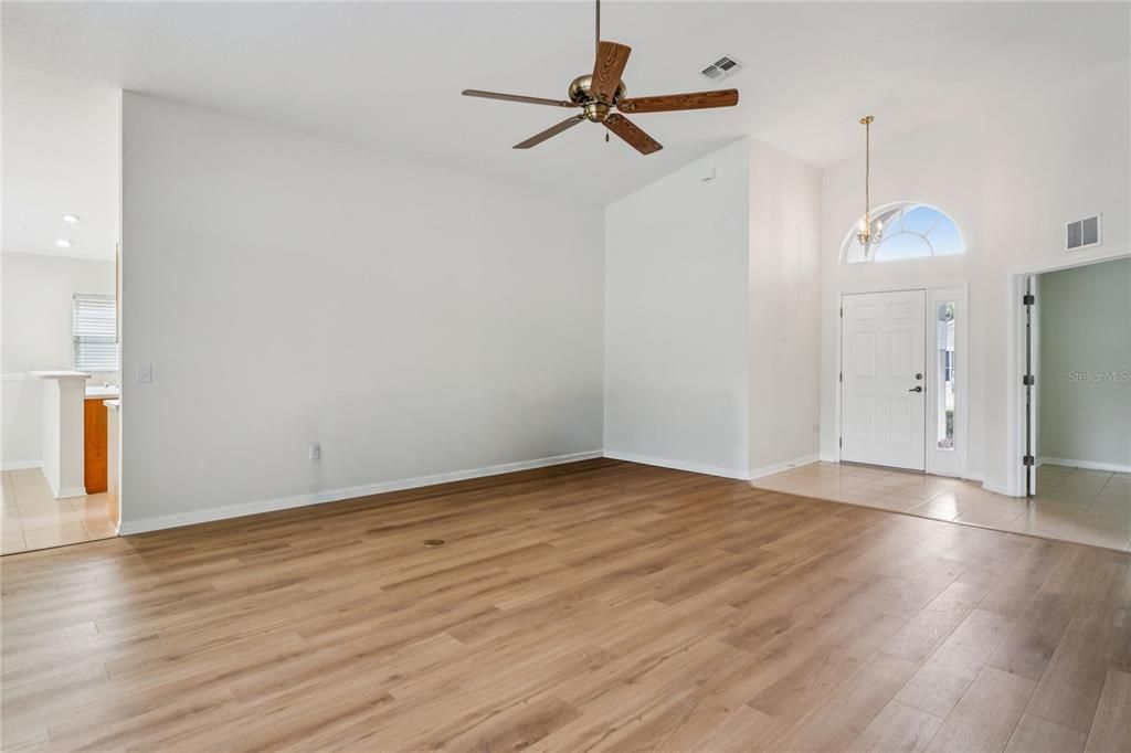 待售: $329,900 (2 贝兹, 2 浴室, 1614 平方英尺)