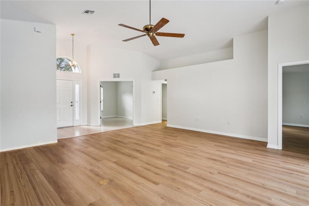 待售: $329,900 (2 贝兹, 2 浴室, 1614 平方英尺)