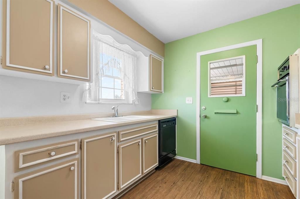 На продажу: $225,000 (2 спален, 2 ванн, 1393 Квадратных фут)