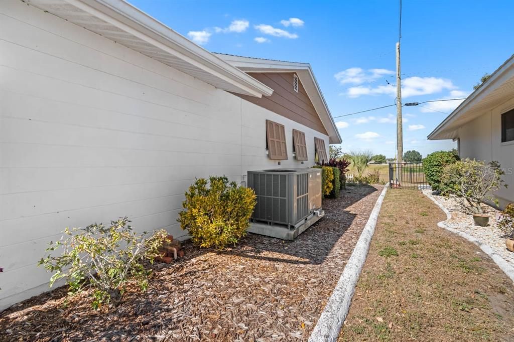 На продажу: $225,000 (2 спален, 2 ванн, 1393 Квадратных фут)