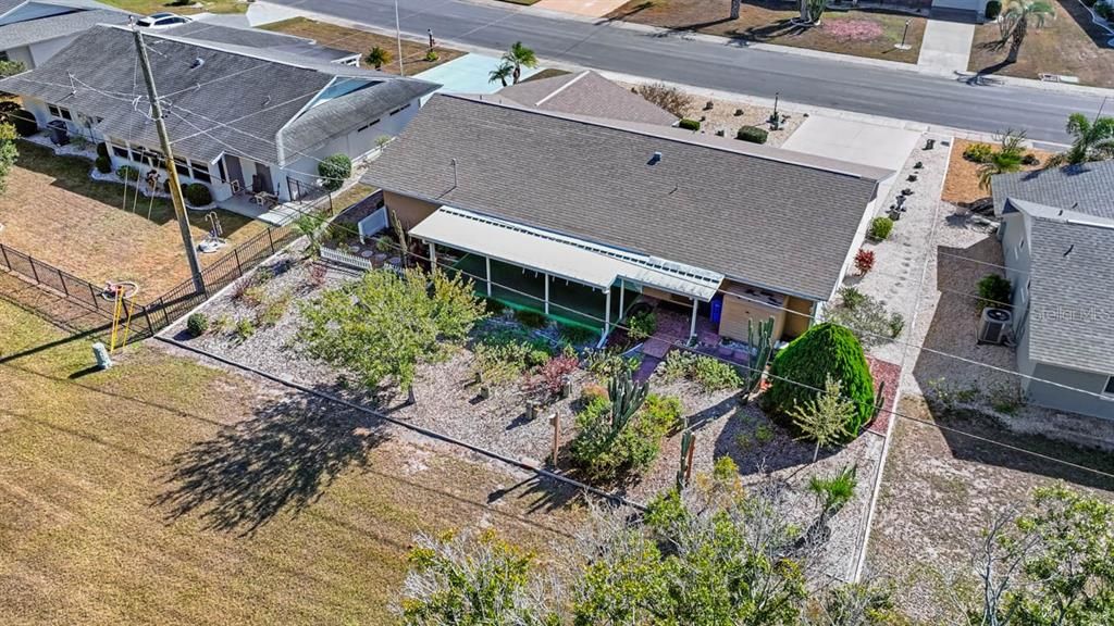 На продажу: $225,000 (2 спален, 2 ванн, 1393 Квадратных фут)