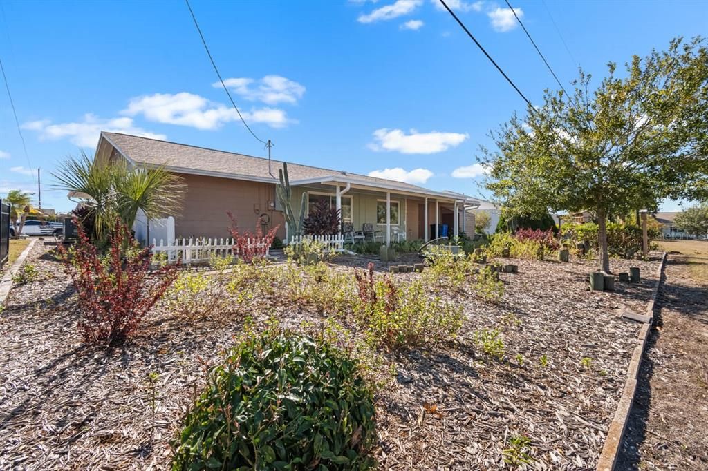 На продажу: $225,000 (2 спален, 2 ванн, 1393 Квадратных фут)