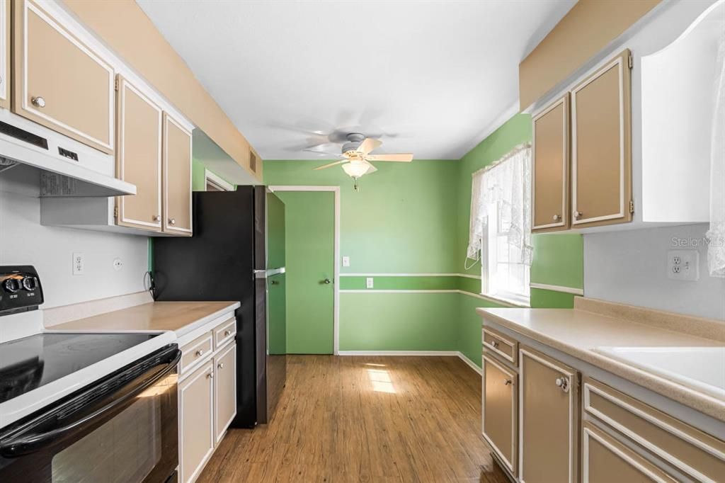 На продажу: $225,000 (2 спален, 2 ванн, 1393 Квадратных фут)