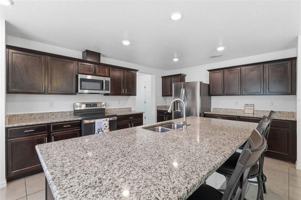 待售: $535,000 (4 贝兹, 2 浴室, 3553 平方英尺)