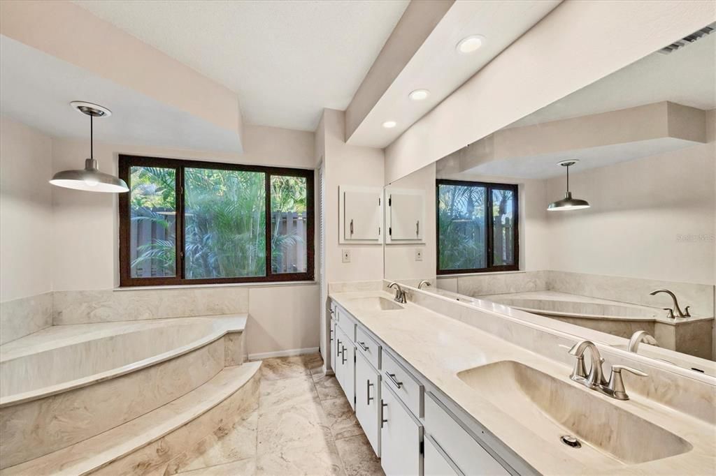 На продажу: $399,000 (3 спален, 2 ванн, 1911 Квадратных фут)