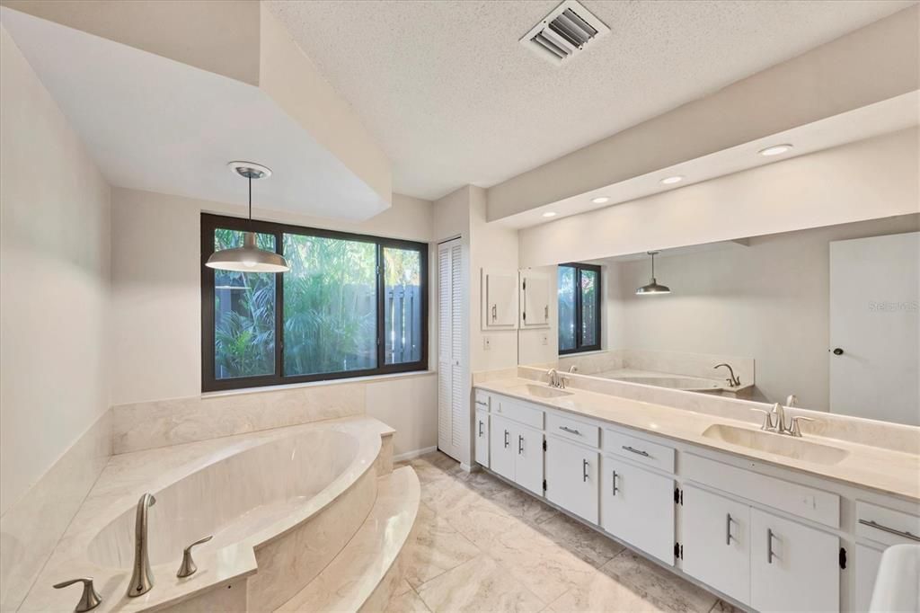 На продажу: $399,000 (3 спален, 2 ванн, 1911 Квадратных фут)