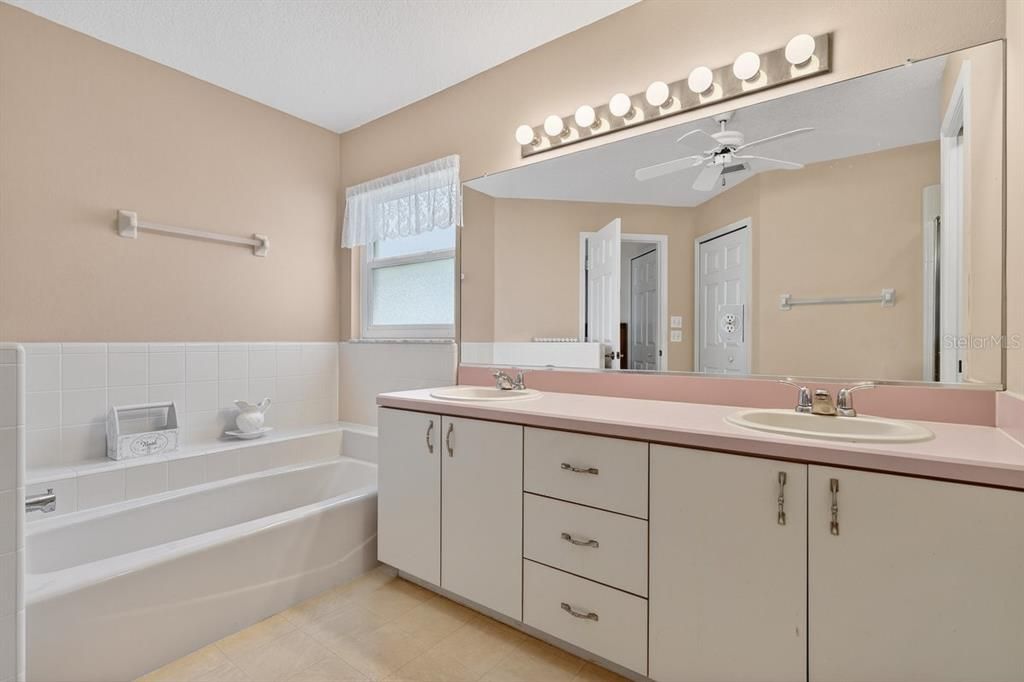 En Venta: $349,000 (3 camas, 2 baños, 1708 Pies cuadrados)