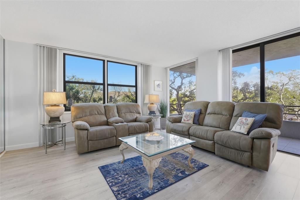 待售: $600,000 (2 贝兹, 2 浴室, 1290 平方英尺)