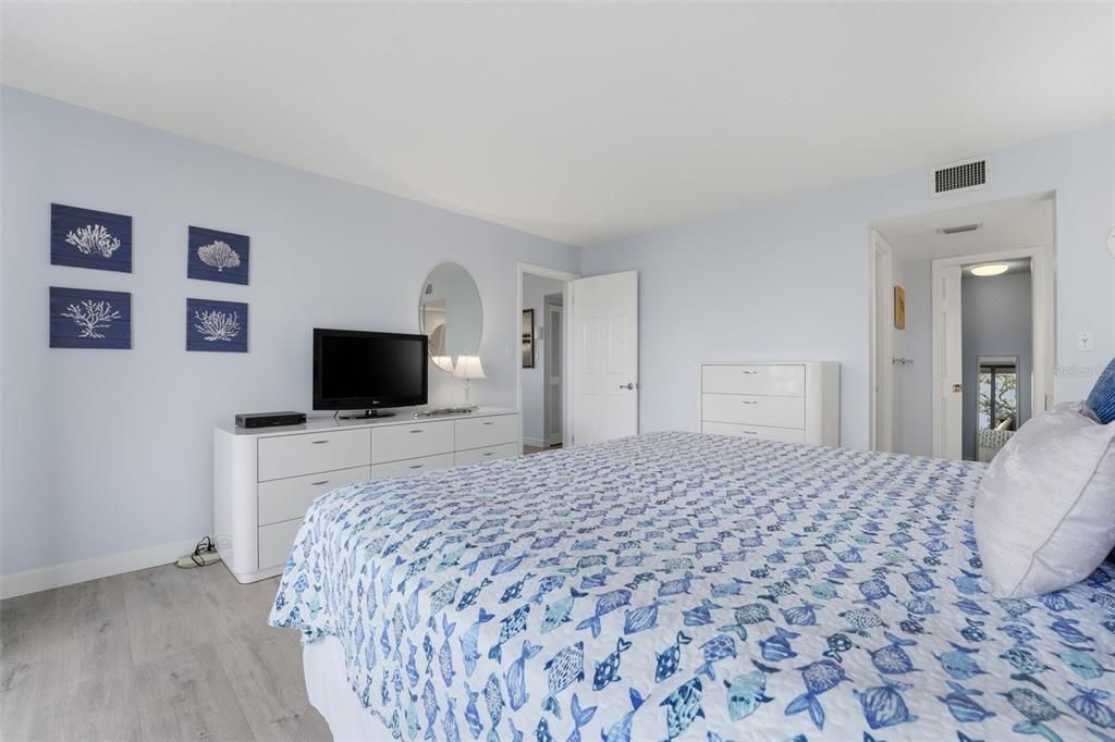 待售: $600,000 (2 贝兹, 2 浴室, 1290 平方英尺)