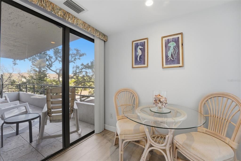 待售: $600,000 (2 贝兹, 2 浴室, 1290 平方英尺)