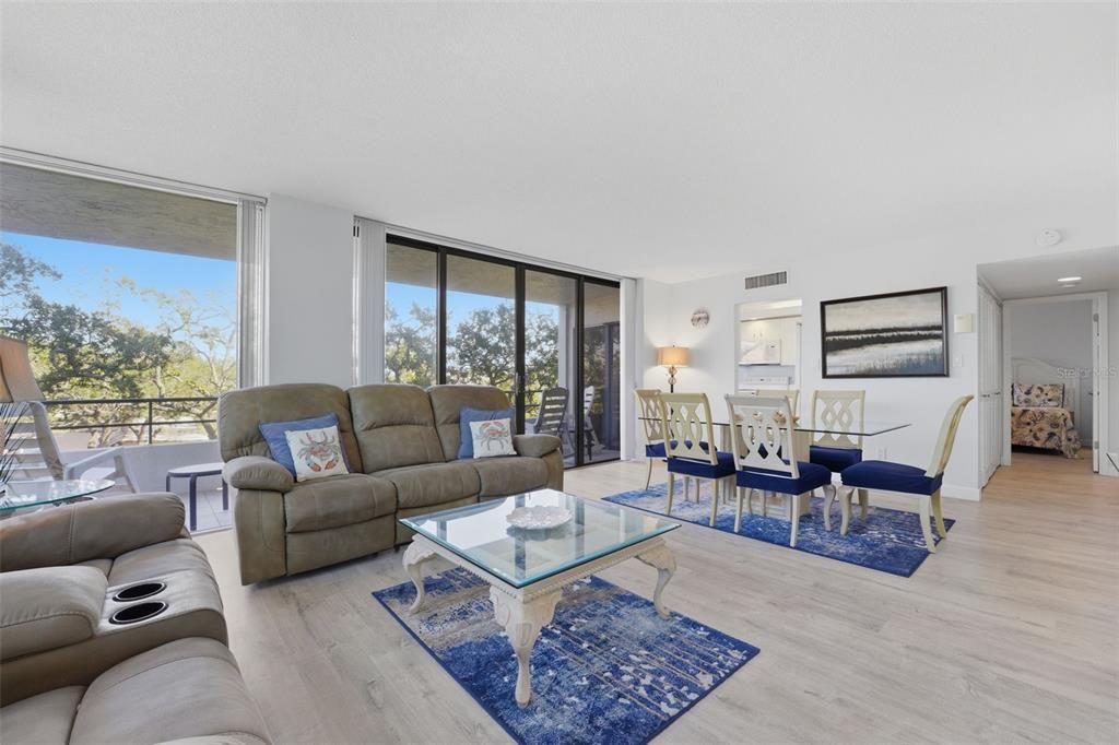 待售: $600,000 (2 贝兹, 2 浴室, 1290 平方英尺)