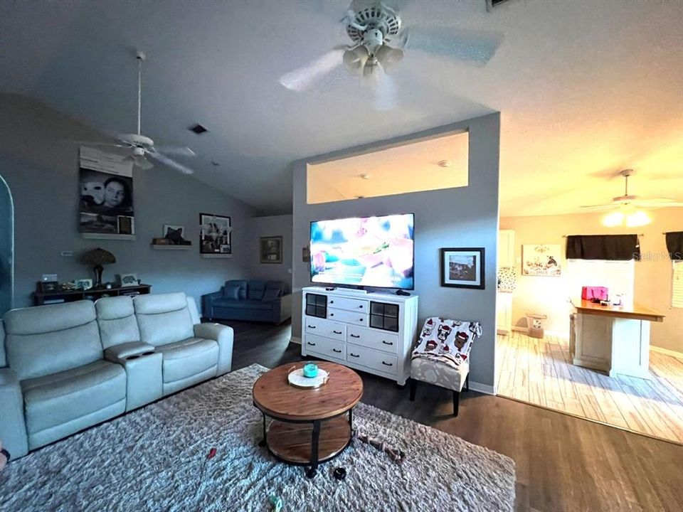 For Sale: $319,000 (3 beds, 2 baths, 1667 Square Feet)