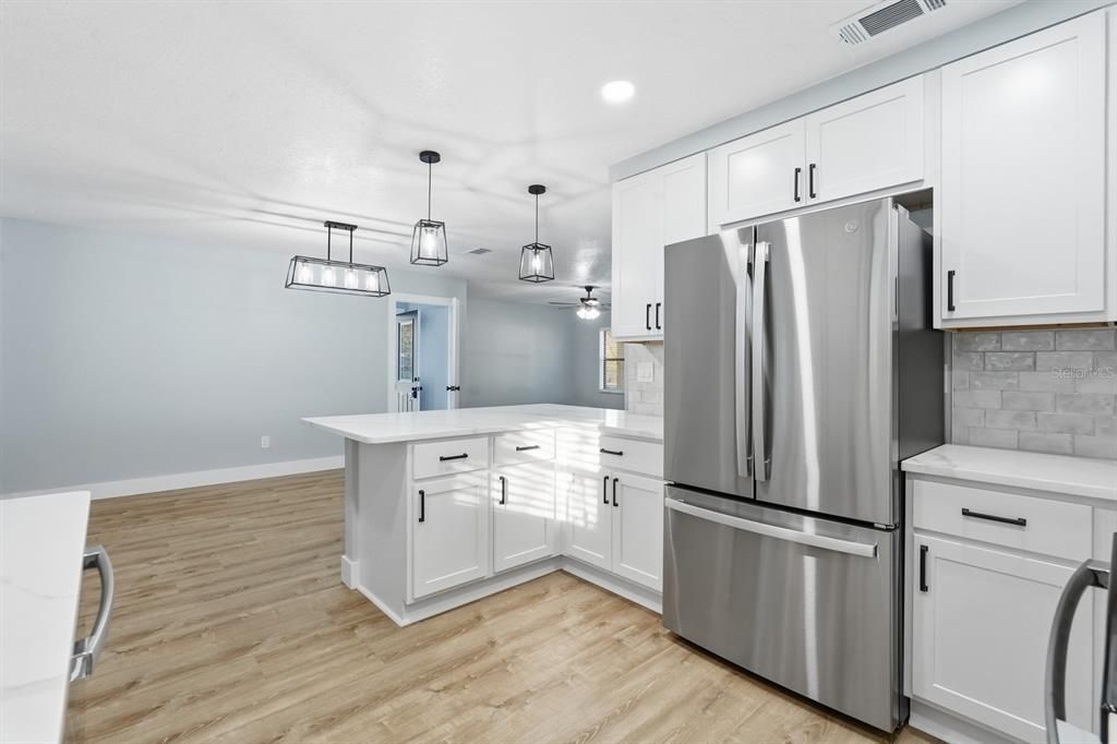 待售: $350,000 (4 贝兹, 3 浴室, 1696 平方英尺)