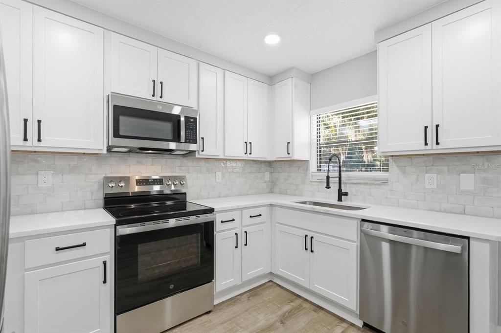 待售: $350,000 (4 贝兹, 3 浴室, 1696 平方英尺)