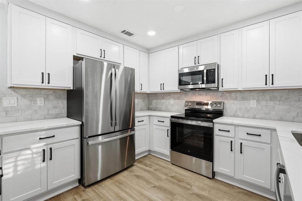 待售: $350,000 (4 贝兹, 3 浴室, 1696 平方英尺)