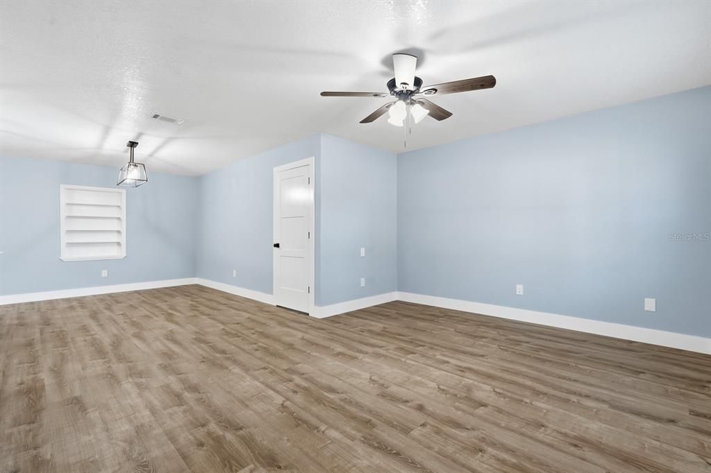 待售: $350,000 (4 贝兹, 3 浴室, 1696 平方英尺)