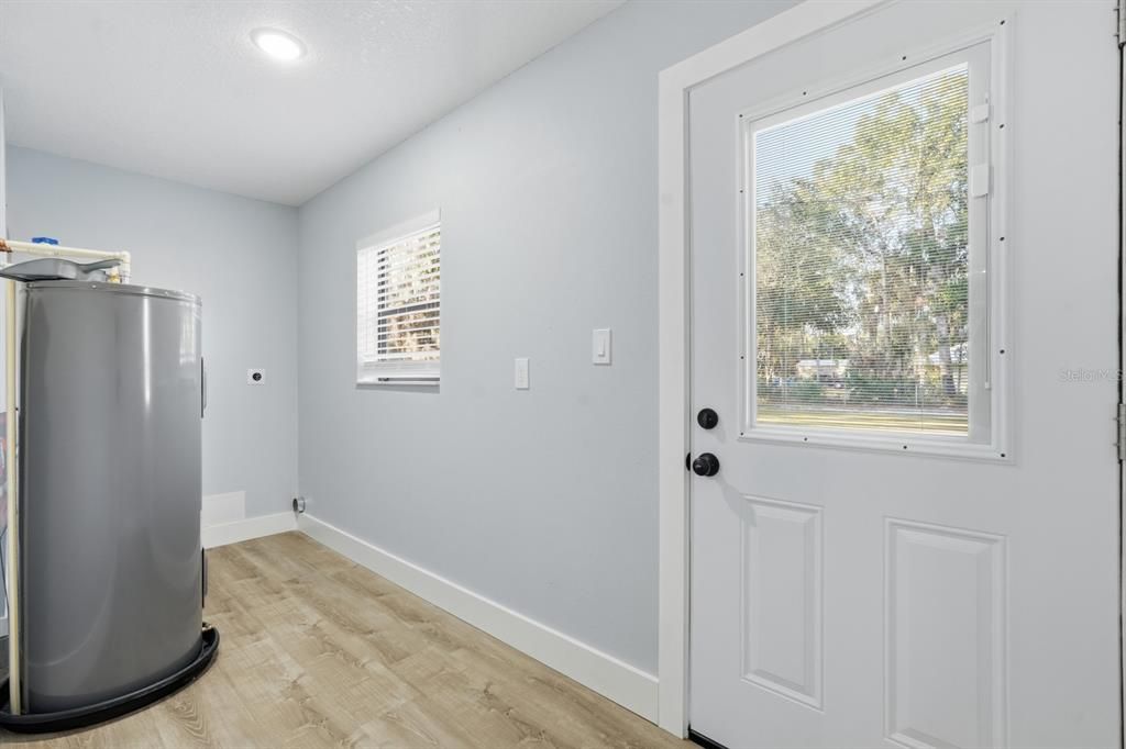 待售: $350,000 (4 贝兹, 3 浴室, 1696 平方英尺)