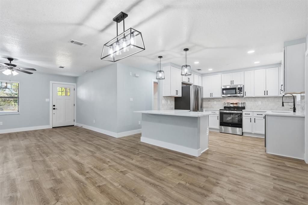 待售: $350,000 (4 贝兹, 3 浴室, 1696 平方英尺)