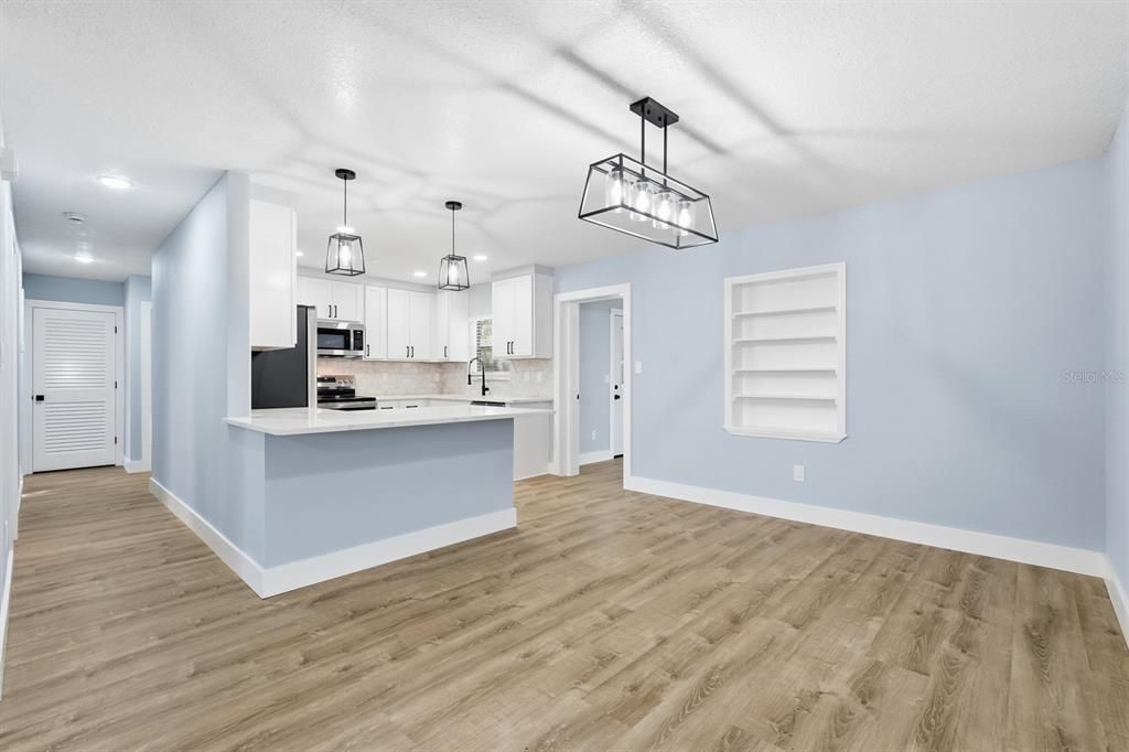 待售: $350,000 (4 贝兹, 3 浴室, 1696 平方英尺)