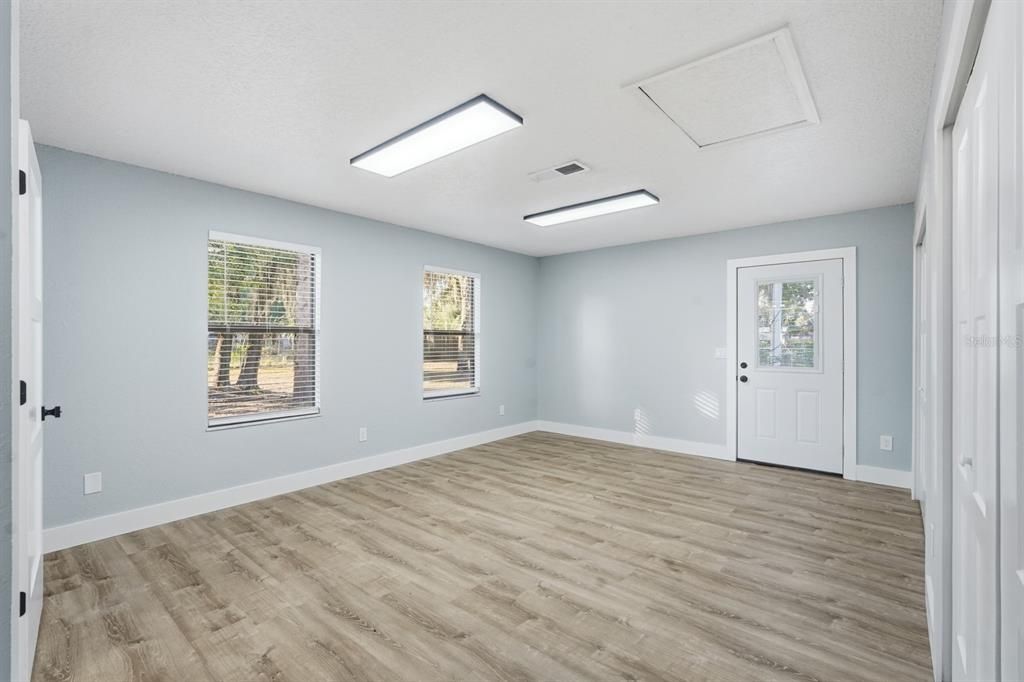 待售: $350,000 (4 贝兹, 3 浴室, 1696 平方英尺)