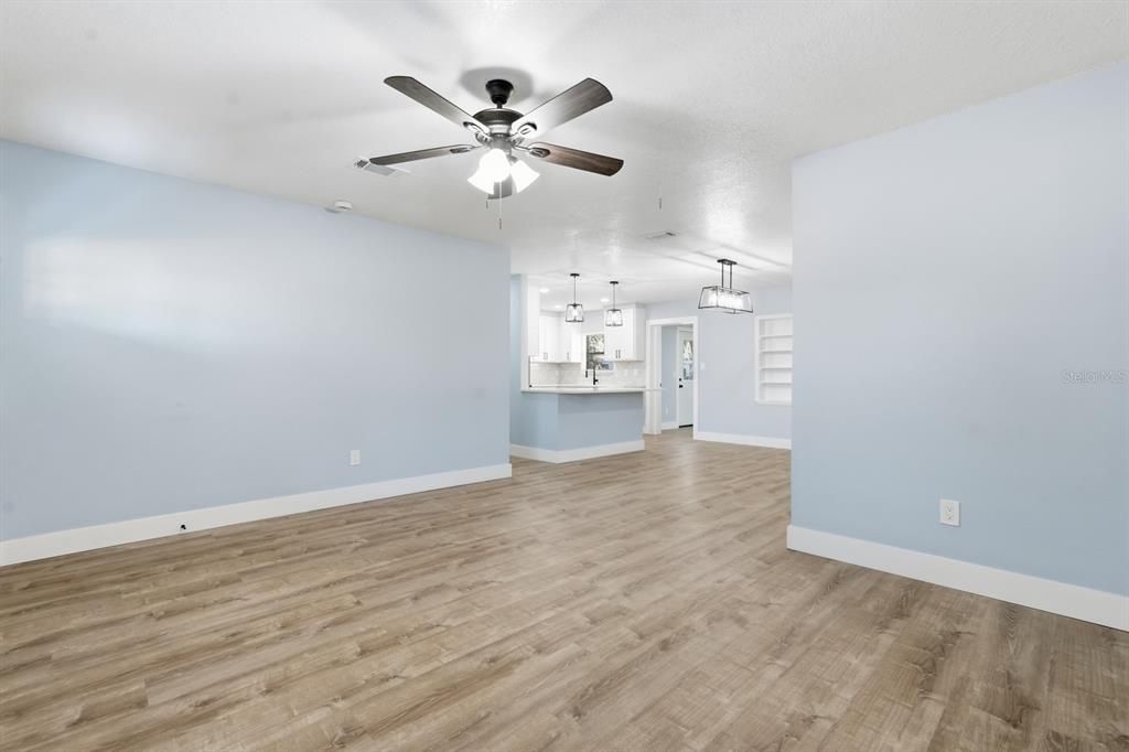 待售: $350,000 (4 贝兹, 3 浴室, 1696 平方英尺)