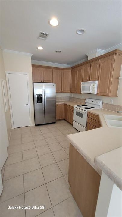 For Rent: $1,800 (3 beds, 2 baths, 1424 Square Feet)
