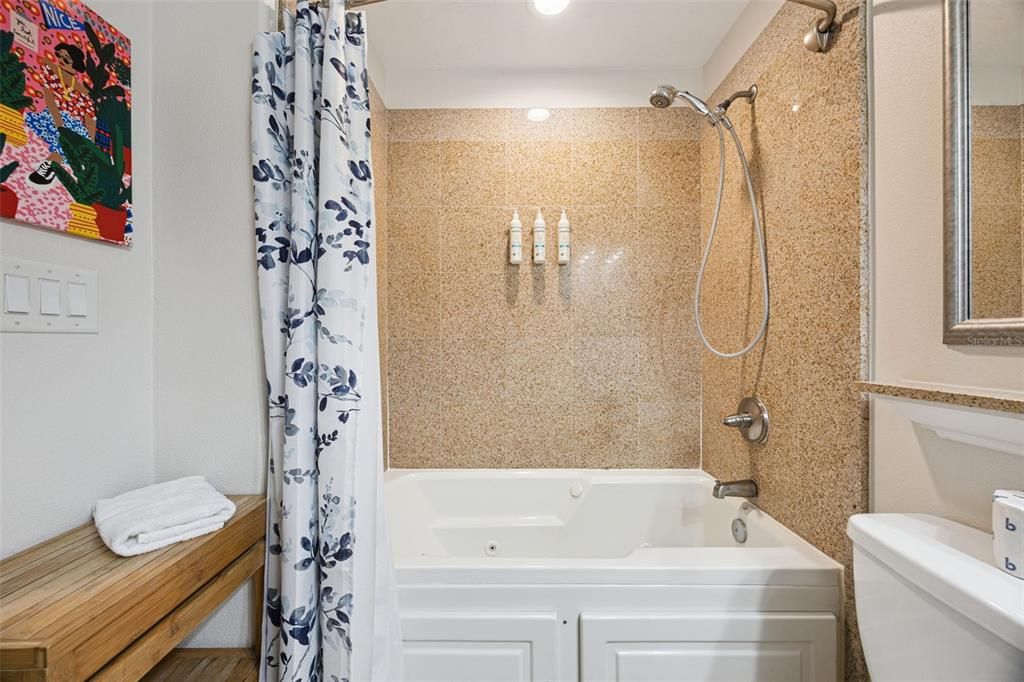 待售: $238,500 (1 贝兹, 2 浴室, 798 平方英尺)