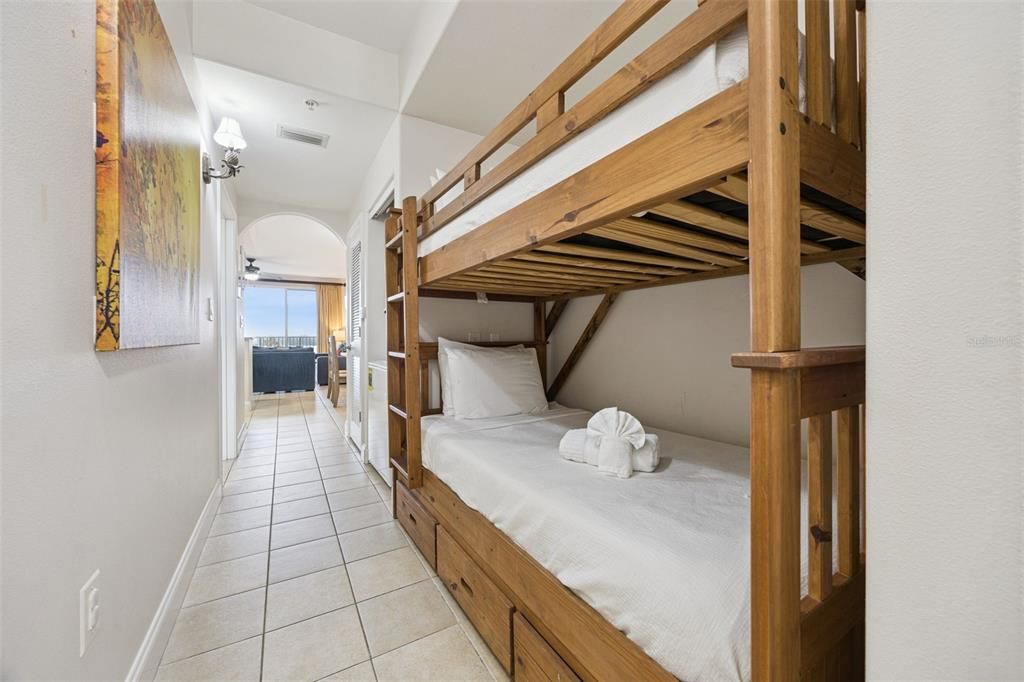 待售: $238,500 (1 贝兹, 2 浴室, 798 平方英尺)