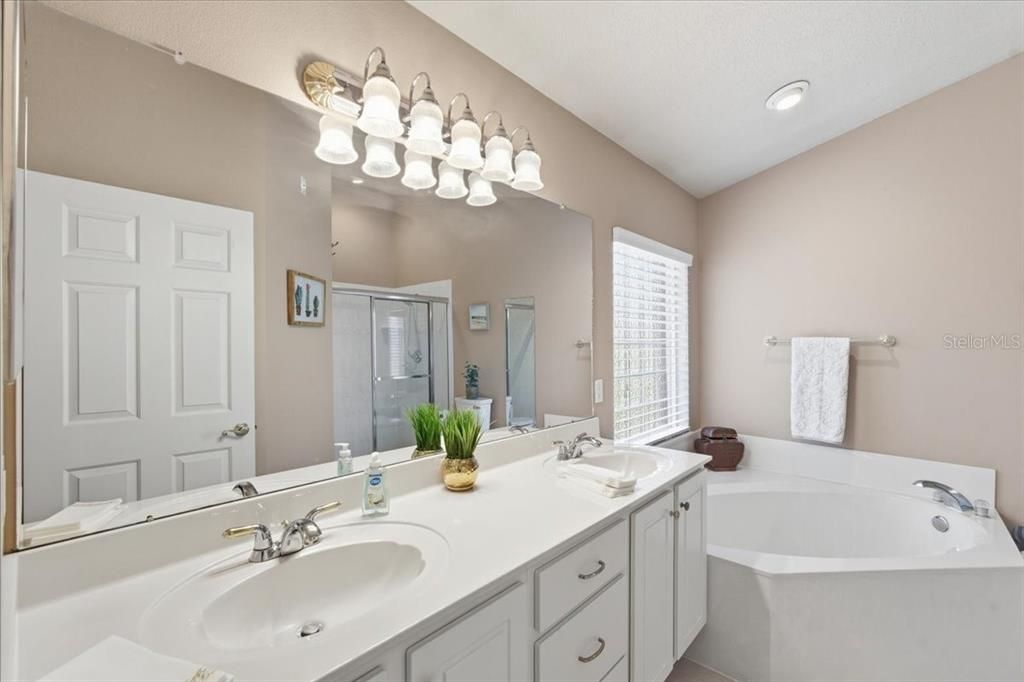 For Sale: $399,900 (3 beds, 2 baths, 1572 Square Feet)