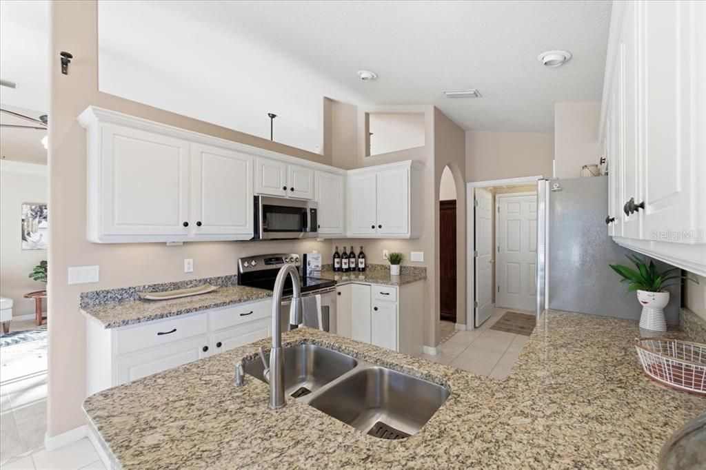 For Sale: $399,900 (3 beds, 2 baths, 1572 Square Feet)