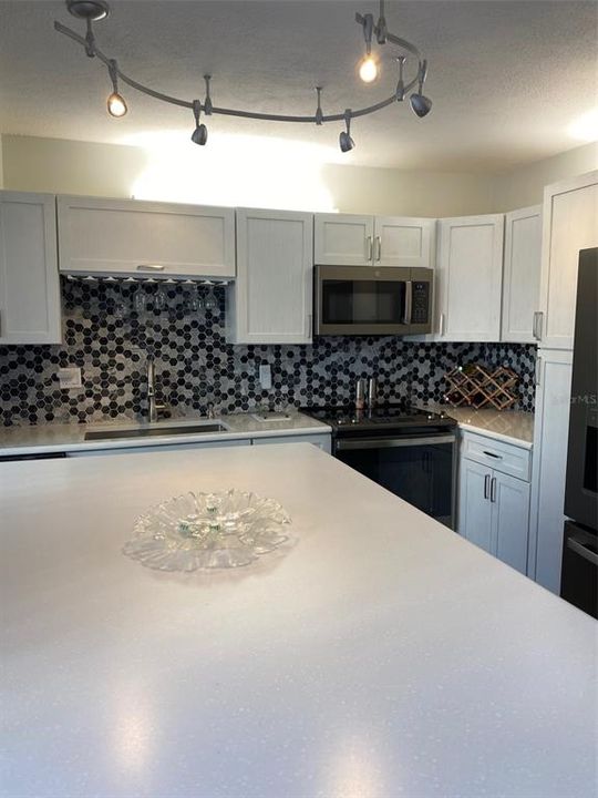 待售: $199,000 (2 贝兹, 2 浴室, 1014 平方英尺)