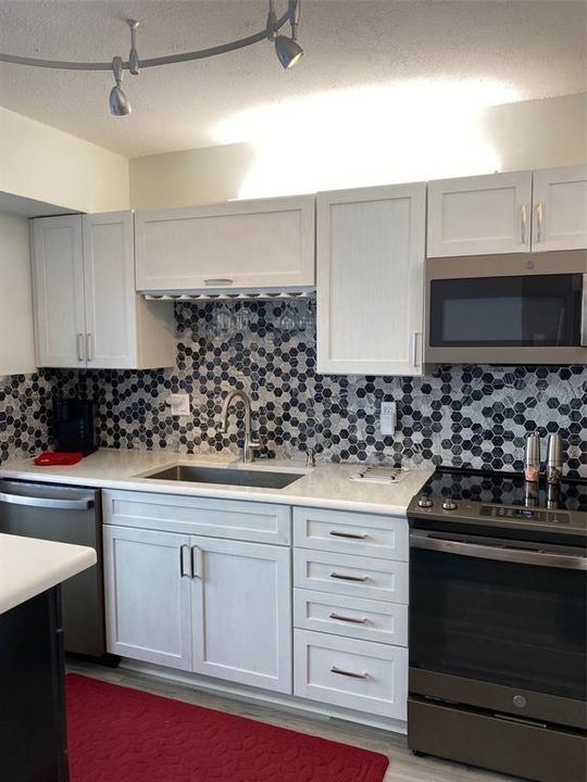 待售: $199,000 (2 贝兹, 2 浴室, 1014 平方英尺)