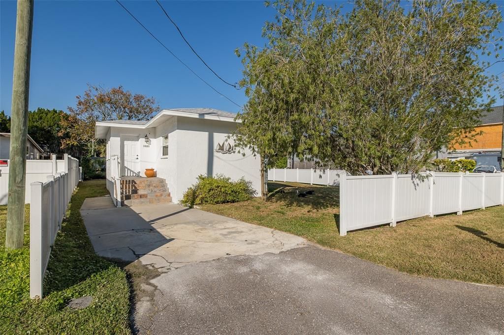 For Rent: $1,975 (2 beds, 1 baths, 672 Square Feet)