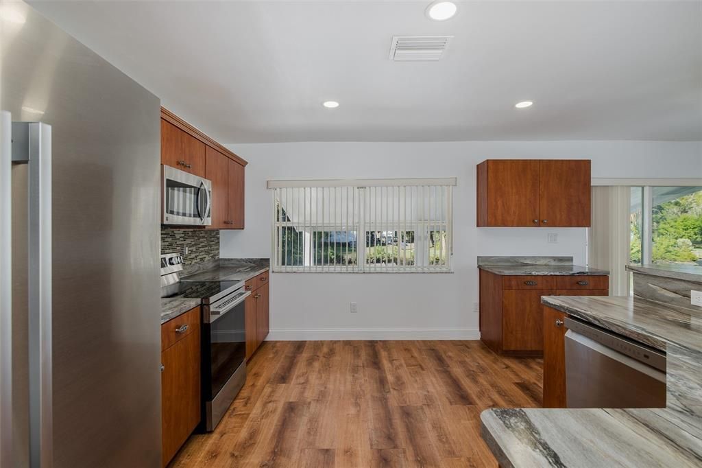 For Rent: $1,975 (2 beds, 1 baths, 672 Square Feet)