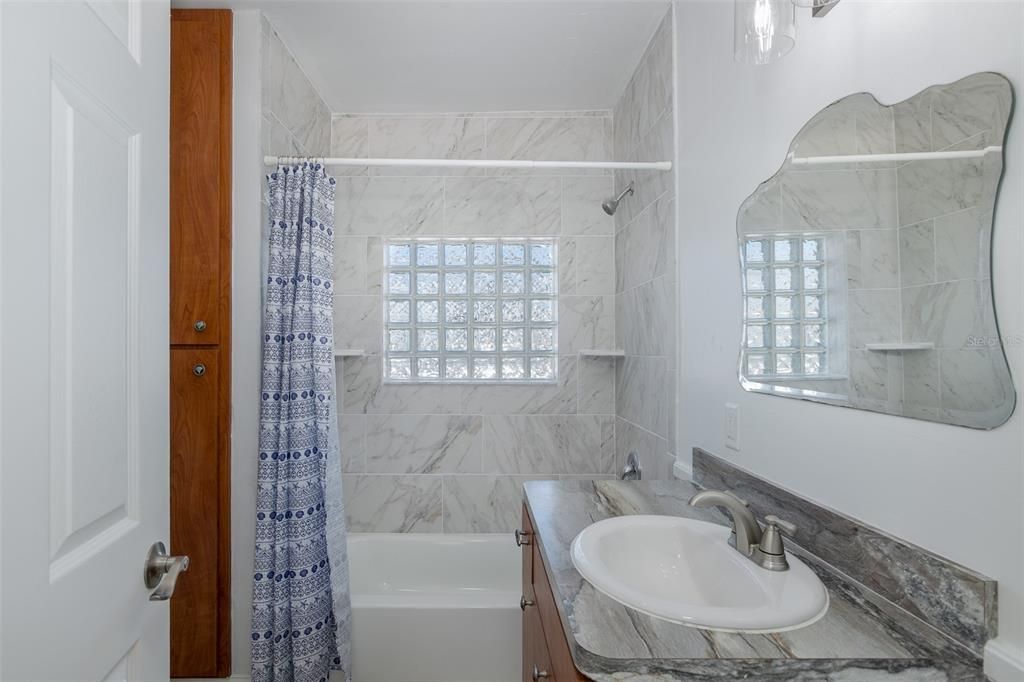 For Rent: $1,975 (2 beds, 1 baths, 672 Square Feet)