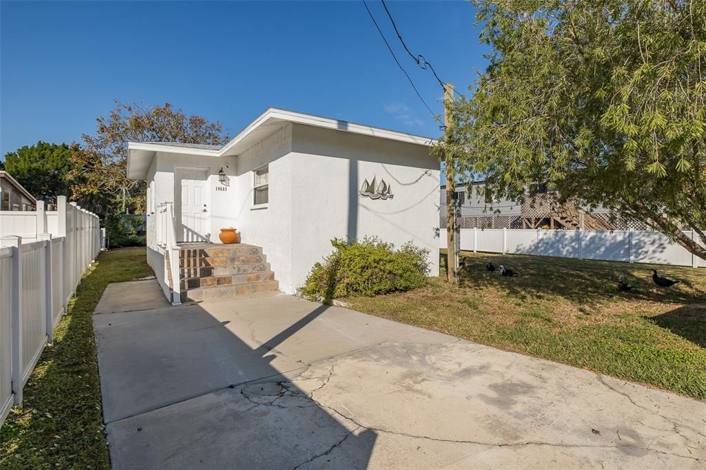 For Rent: $1,975 (2 beds, 1 baths, 672 Square Feet)