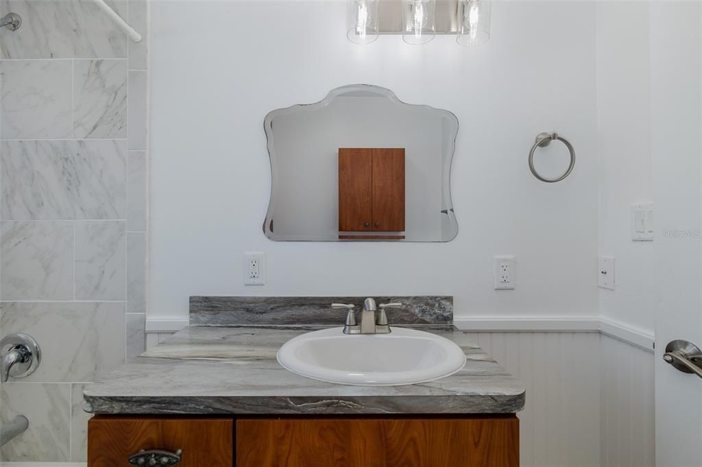 For Rent: $1,975 (2 beds, 1 baths, 672 Square Feet)