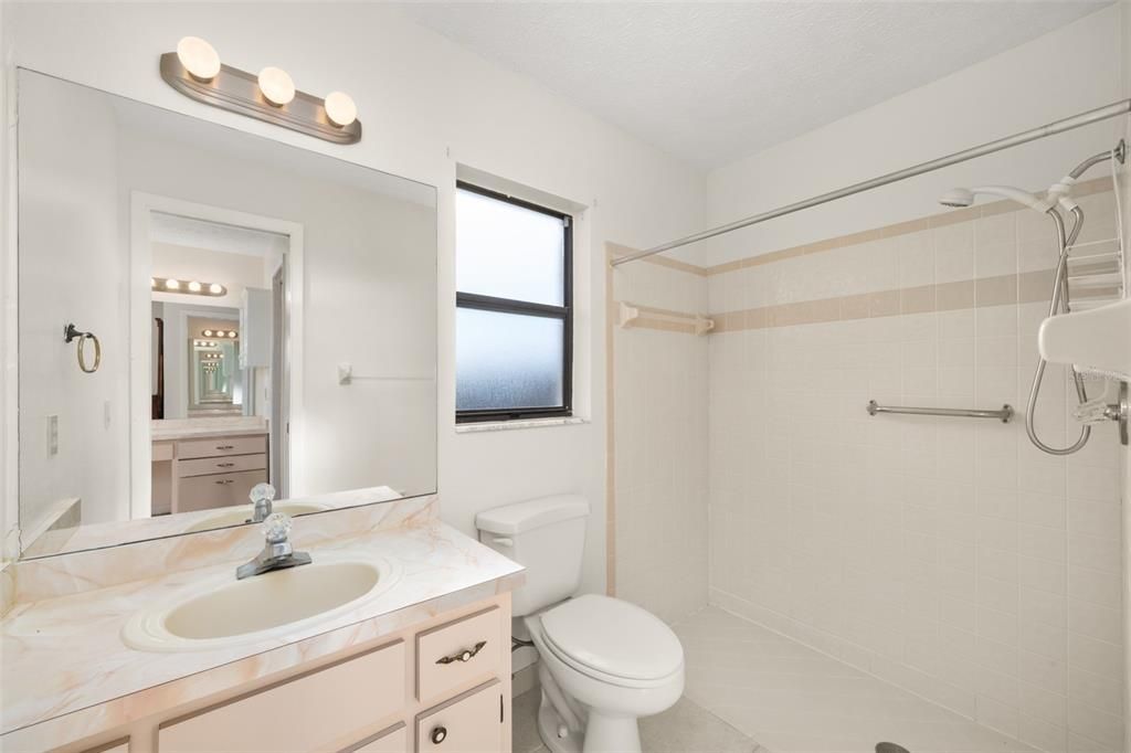 待售: $139,900 (2 贝兹, 2 浴室, 1324 平方英尺)