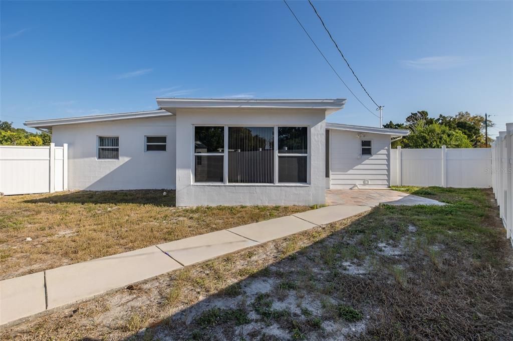 For Rent: $1,875 (2 beds, 1 baths, 822 Square Feet)