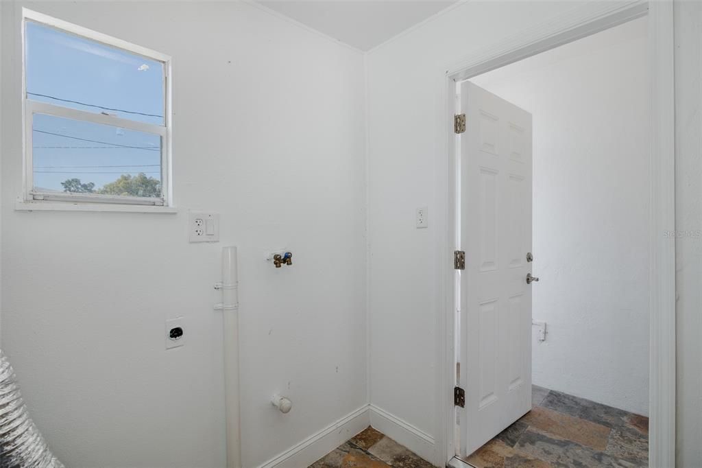 For Rent: $1,875 (2 beds, 1 baths, 822 Square Feet)