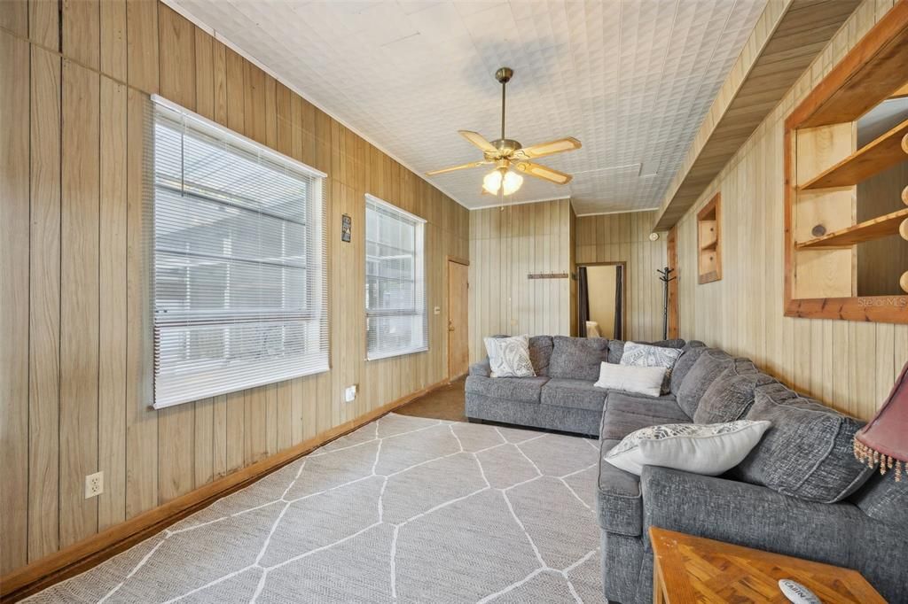 For Sale: $120,000 (2 beds, 1 baths, 1044 Square Feet)