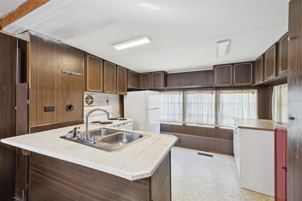 For Sale: $120,000 (2 beds, 1 baths, 1044 Square Feet)