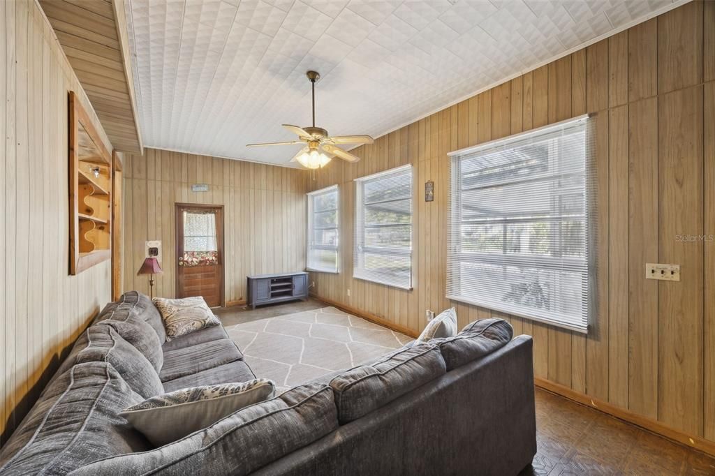 For Sale: $120,000 (2 beds, 1 baths, 1044 Square Feet)