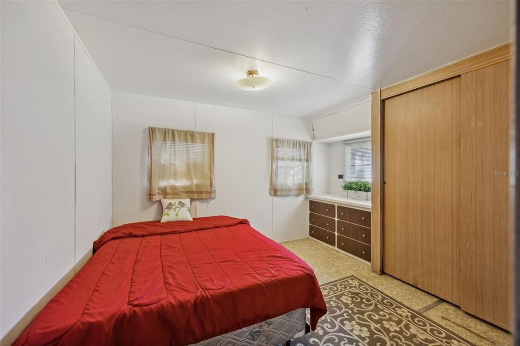 For Sale: $120,000 (2 beds, 1 baths, 1044 Square Feet)