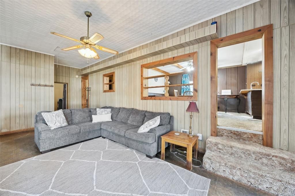 For Sale: $120,000 (2 beds, 1 baths, 1044 Square Feet)