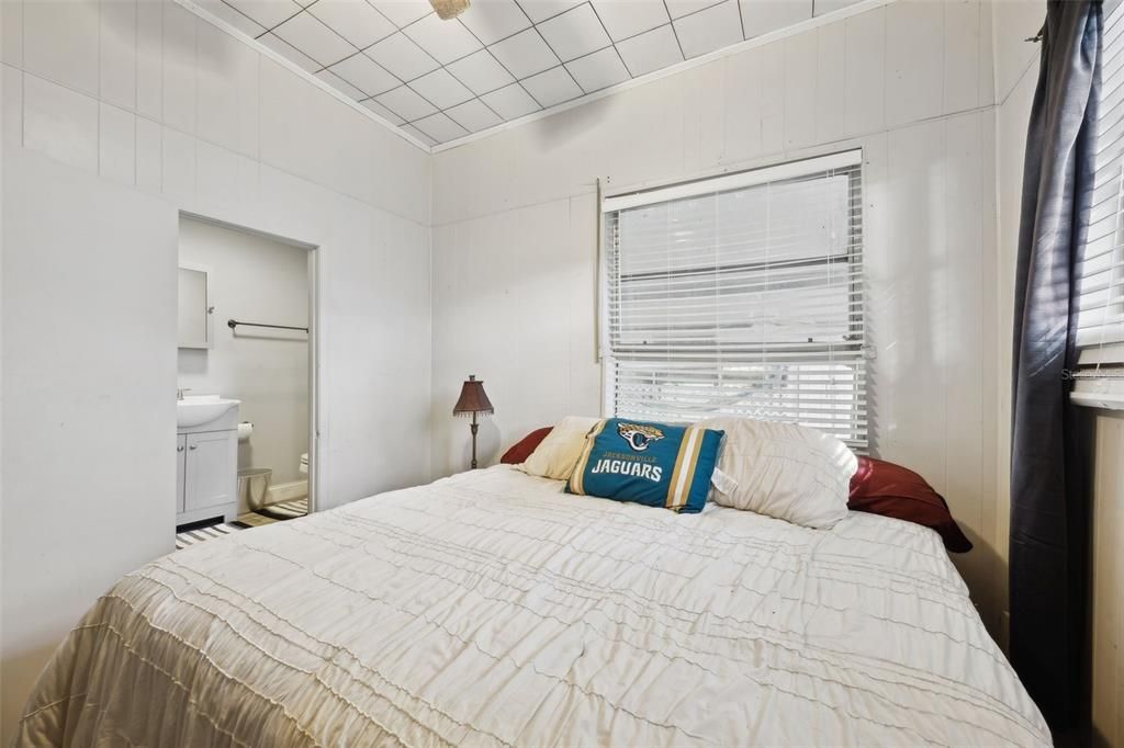 For Sale: $120,000 (2 beds, 1 baths, 1044 Square Feet)