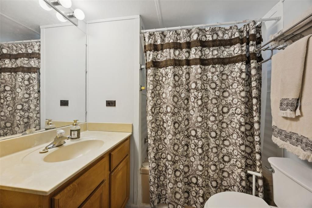 For Sale: $120,000 (2 beds, 1 baths, 1044 Square Feet)