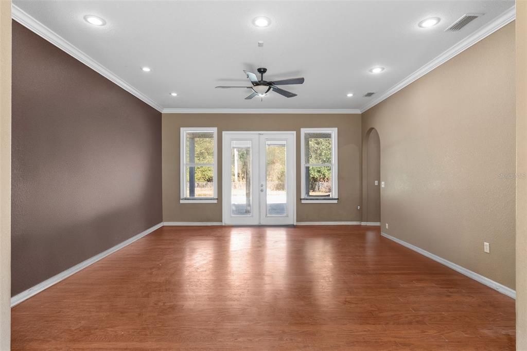 For Sale: $875,000 (4 beds, 3 baths, 4996 Square Feet)